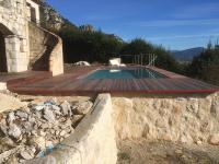 Création mur pierre et terrasse bois piscine
